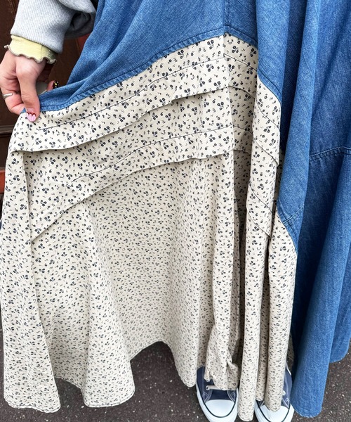 DOUBLE NAME（ダブルネーム）の「デニム×小花柄オリガミタックフレアスカート（デニムスカート・レディース・ブルー系/インディゴブルー・FREE）」の4枚目の写真