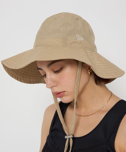 NEW ERA(ニューエラ)の「【別注】<NEW ERA>ナイロン つば広 ハット(ハット・レディース・ベージュ/ブラック・FREE)」の2枚目の写真