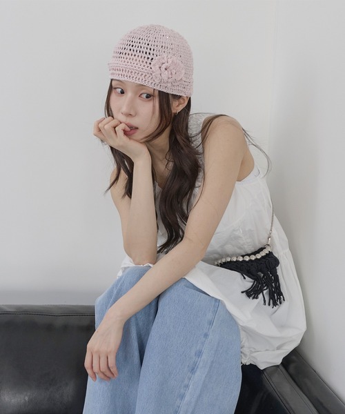 UNE MANSION(ユヌマンション)の「キラキララメラブリーフラワーワッペンサマーニット帽(キャップ・レディース・ブラック/ホワイト/ピンク・ONE SIZE)」の3枚目の写真