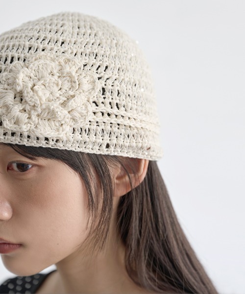 UNE MANSION(ユヌマンション)の「キラキララメラブリーフラワーワッペンサマーニット帽(キャップ・レディース・ブラック/ホワイト/ピンク・ONE SIZE)」の6枚目の写真