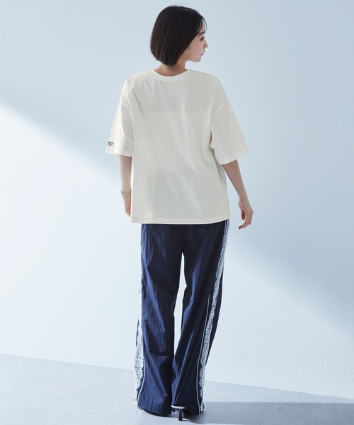 MONO-MART（モノマート）の「2WAYリバーシブル ポスターデザイングラフィック半袖Tシャツ（Tシャツ/カットソー・レディース・アイボリー/オフホワイト/ピンク系/スミクロ/ネイビー/ブラック系/オートミール・M/L）」の19枚目の写真