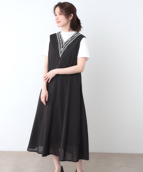 LAURA ASHLEY(ローラアシュレイ)の「【コットン100%/インド綿/刺繍入り】Vネックワンピース(ワンピース・レディース・ベージュ/チャコールグレー/グリーン系・40/38)」の4枚目の写真