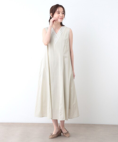 LAURA ASHLEY(ローラアシュレイ)の「【コットン100%/インド綿/刺繍入り】Vネックワンピース(ワンピース・レディース・ベージュ/チャコールグレー/グリーン系・40/38)」の14枚目の写真