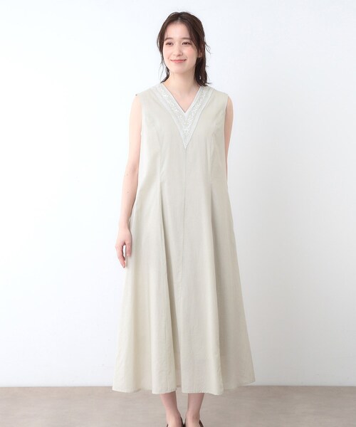 LAURA ASHLEY(ローラアシュレイ)の「【コットン100%/インド綿/刺繍入り】Vネックワンピース(ワンピース・レディース・ベージュ/チャコールグレー/グリーン系・40/38)」の16枚目の写真