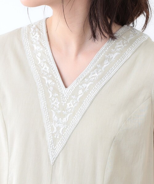 LAURA ASHLEY(ローラアシュレイ)の「【コットン100%/インド綿/刺繍入り】Vネックワンピース(ワンピース・レディース・ベージュ/チャコールグレー/グリーン系・40/38)」の19枚目の写真