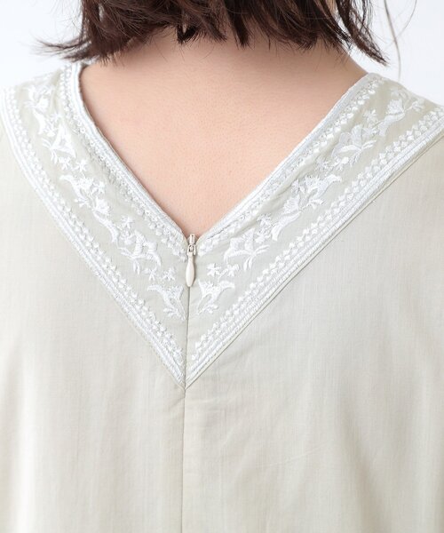 LAURA ASHLEY(ローラアシュレイ)の「【コットン100%/インド綿/刺繍入り】Vネックワンピース(ワンピース・レディース・ベージュ/チャコールグレー/グリーン系・40/38)」の20枚目の写真