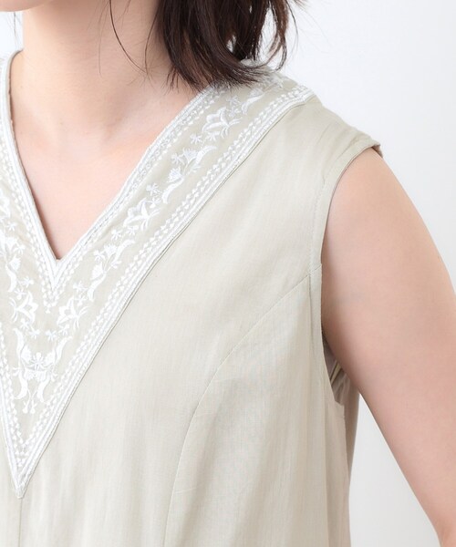 LAURA ASHLEY(ローラアシュレイ)の「【コットン100%/インド綿/刺繍入り】Vネックワンピース(ワンピース・レディース・ベージュ/チャコールグレー/グリーン系・40/38)」の21枚目の写真