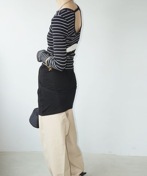 chuclla（チュクラ）の「ショルダーパッド オープンバックボーダーロンT chw25a002（Tシャツ/カットソー・レディース・ブラック×ホワイト・FREE）」の2枚目の写真