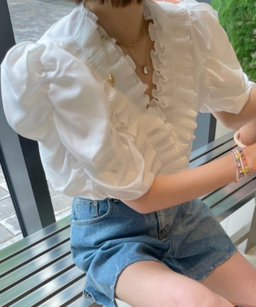 Aelina(エリナ)の「Vネックパフスリーブフリルトップス(その他トップス・レディース・ブラック/ホワイト・F)」の10枚目の写真