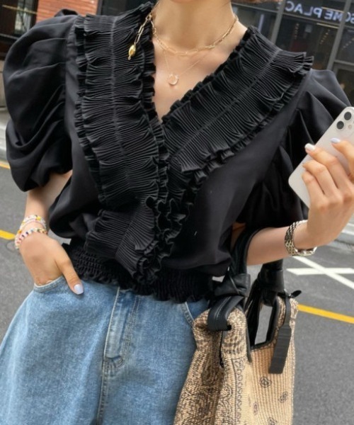 Aelina(エリナ)の「Vネックパフスリーブフリルトップス(その他トップス・レディース・ブラック/ホワイト・F)」の16枚目の写真