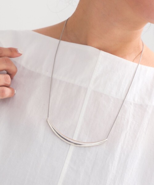 Demi-Luxe BEAMS（デミルクス ビームス）の「クレセント ムーン ネックレス .M（ネックレス・レディース・ゴールド/シルバー・ONE SIZE）」の2枚目の写真