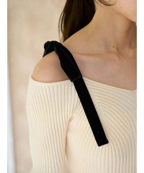 SNIDEL(スナイデル)の「ショルダーリボンオフショルニットプルオーバー(ニット/セーター・レディース・ピンク/グレー/アイボリー・F)」の14枚目の写真