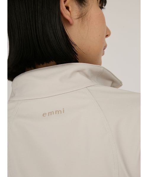 emmi(エミ)の「サステナレッチUnity フットネスジャケット(ブルゾン・レディース・ブルー/ブラック/ライトベージュ/ライトグレー・0/1)」の18枚目の写真