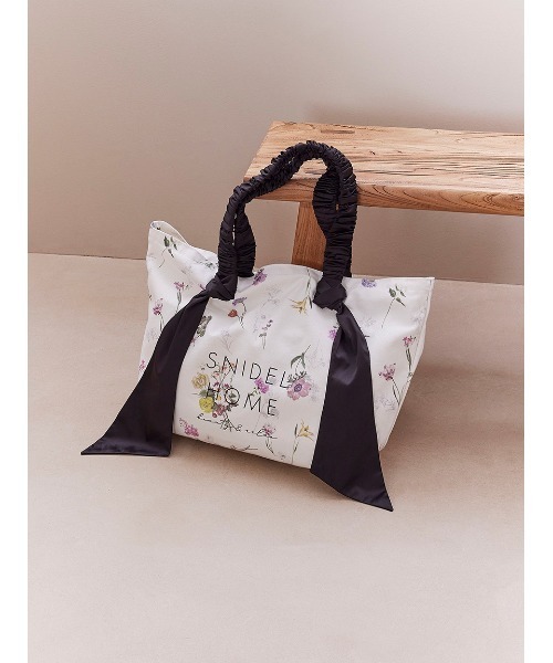 SNIDEL HOME(スナイデルホーム)の「オーガニックキャンバストート -BIG-(FLOWER)(トートバッグ・レディース・ブラック/ピンク・F)」の4枚目の写真