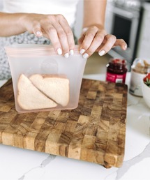 MILLION CARATS（ミリオンカラッツ）の「“かさばらずスマートに持ち歩き”《Zip Top》バッグサンドイッチタイプ。お弁当もおやつもぴったり収まる、フタいらずのプラチナシリコーン保存バッグ ※ 冷凍保存、湯せん、電子レンジ、食洗機に対応（キッチンツール）」