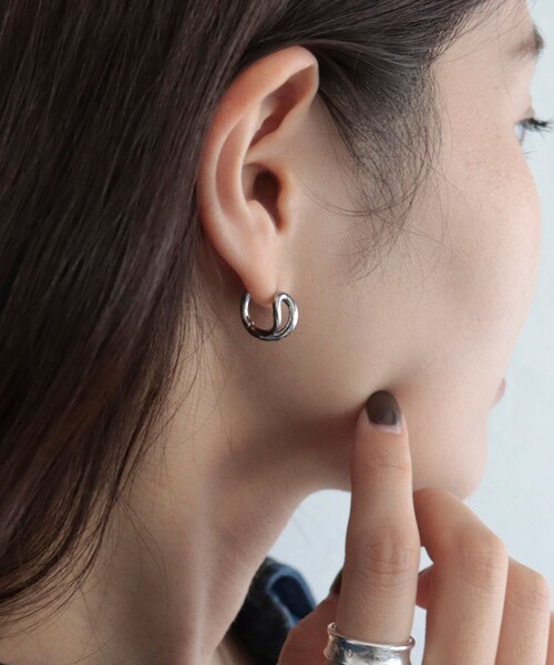 fredy emue(フレディエミュ)の「ループチビワンタッチピアス(ピアス(両耳用)・レディース・ゴールド/シルバー・FREE)」の2枚目の写真