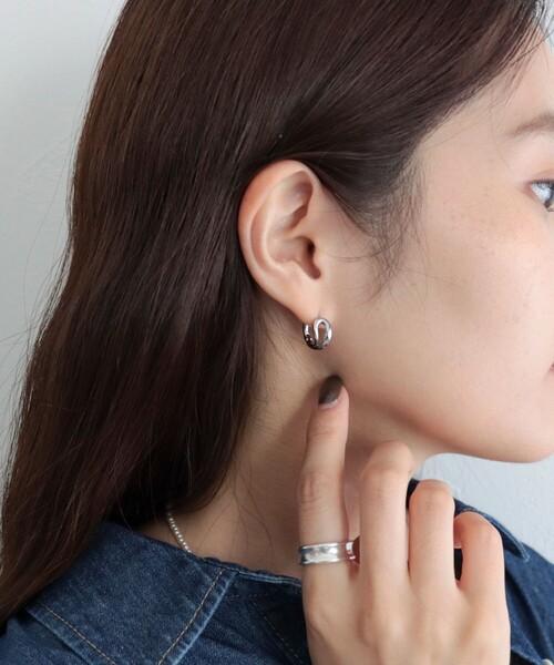 fredy emue(フレディエミュ)の「ループチビワンタッチピアス(ピアス(両耳用)・レディース・ゴールド/シルバー・FREE)」の3枚目の写真