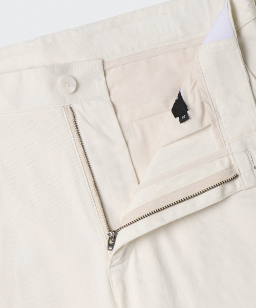 MUSINSA STANDARD（ムシンサスタンダード）の「レギュラーフィットヒドゥンバンディングチノパンツ[クリーム]（その他パンツ・メンズ・その他・40/38/42/36/34/28/29/32/30/31/33/26/27）」の3枚目の写真