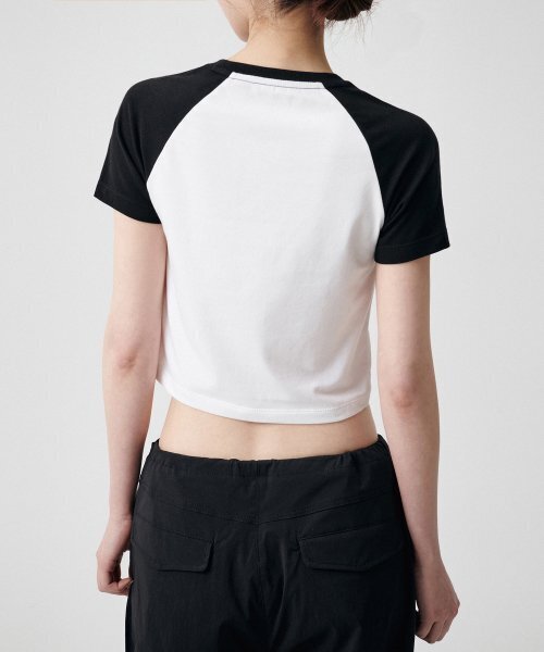 MUSINSA STANDARD WOMAN（ムシンサスタンダードウーマン）の「ウィメンズスリムクロップラグランTシャツ[ホワイト/ブラック]（Tシャツ/カットソー・レディース・その他・SMALL/MEDIUM/LARGE/X-SMALL）」の2枚目の写真