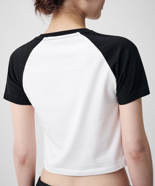 MUSINSA STANDARD WOMAN（ムシンサスタンダードウーマン）の「ウィメンズスリムクロップラグランTシャツ[ホワイト/ブラック]（Tシャツ/カットソー・レディース・その他・SMALL/MEDIUM/LARGE/X-SMALL）」の4枚目の写真