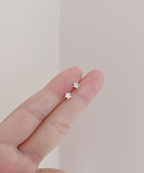 yu-ka(ユーカ)の「YU-KAミニフラワーピアス mini flower pierce(ピアス(両耳用)・レディース・シルバー・FREE)」の1枚目の写真