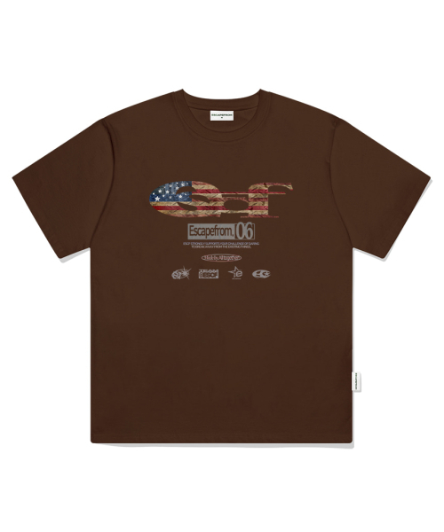 ESCAPEFROM（エスケープフロム）の「ヴィンテージフラッグ ESCFロゴコラージュプリントオーバーサイズ半袖Tシャツブラウン（Tシャツ/カットソー・レディース・その他・LARGE/SMALL/MEDIUM）」の2枚目の写真