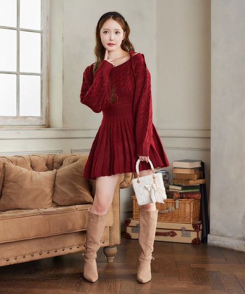 one after another NICE CLAUP（ワンアフターアナザーナイスクラップ）の「【ＨolidayCollection】肩開きミニプリーツニットワンピース（ワンピース・レディース・チャコールグレー/アイボリー/ブラック/ピンク/レッド・SMALL/MEDIUM）」の8枚目の写真