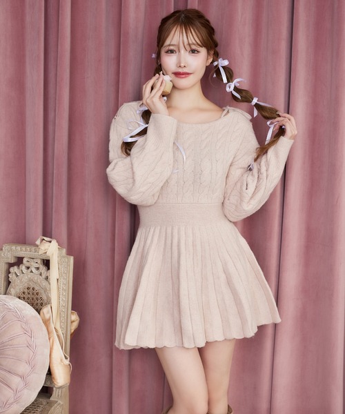 one after another NICE CLAUP（ワンアフターアナザーナイスクラップ）の「【ＨolidayCollection】肩開きミニプリーツニットワンピース（ワンピース・レディース・チャコールグレー/アイボリー/ブラック/ピンク/レッド・SMALL/MEDIUM）」の9枚目の写真