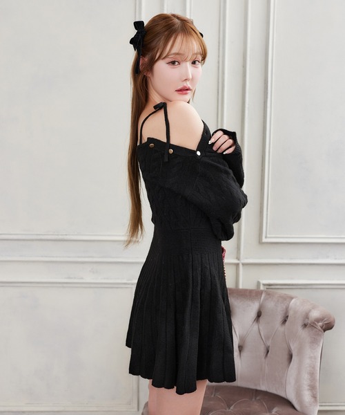 one after another NICE CLAUP（ワンアフターアナザーナイスクラップ）の「【ＨolidayCollection】肩開きミニプリーツニットワンピース（ワンピース・レディース・チャコールグレー/アイボリー/ブラック/ピンク/レッド・SMALL/MEDIUM）」の6枚目の写真