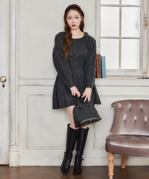 one after another NICE CLAUP（ワンアフターアナザーナイスクラップ）の「【ＨolidayCollection】肩開きミニプリーツニットワンピース（ワンピース・レディース・チャコールグレー/アイボリー/ブラック/ピンク/レッド・SMALL/MEDIUM）」の12枚目の写真