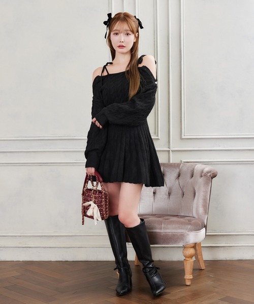 one after another NICE CLAUP（ワンアフターアナザーナイスクラップ）の「【ＨolidayCollection】肩開きミニプリーツニットワンピース（ワンピース・レディース・チャコールグレー/アイボリー/ブラック/ピンク/レッド・SMALL/MEDIUM）」の22枚目の写真