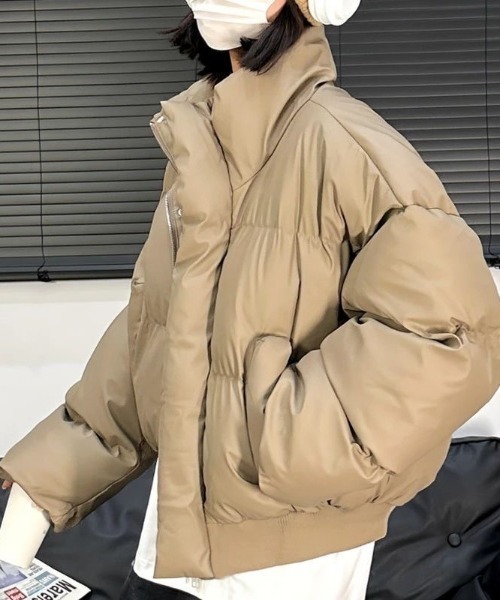 DEVICE（デバイス）の「ショート丈 ハイネック ボリューム 中綿ブルゾン ジャケット ブルゾン（ダウンジャケット/コート・レディース・ブラック/ベージュ・FREE）」の2枚目の写真