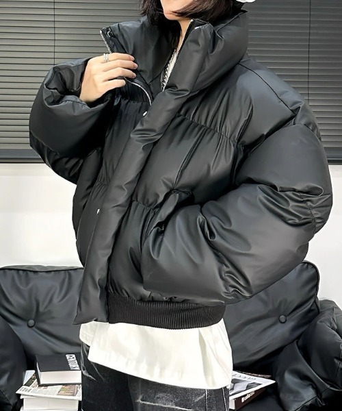 DEVICE（デバイス）の「ショート丈 ハイネック ボリューム 中綿ブルゾン ジャケット ブルゾン（ダウンジャケット/コート・レディース・ブラック/ベージュ・FREE）」の3枚目の写真