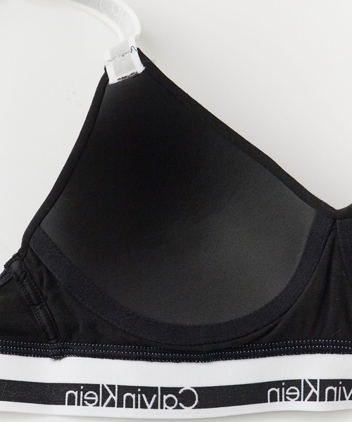 Calvin Klein（カルバン・クライン）の「Calvin Klein/カルバンクライン LGHTLY LINED BRALETTE ウエストロゴ パット付き ブラレット 2026年春夏（スポーツブラ・レディース・ブラック/グレー・S/M/L）」の3枚目の写真