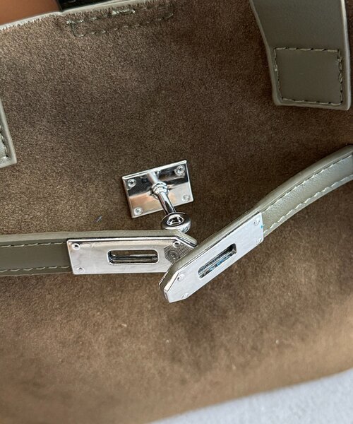 Chez toi（シェトワ）の「ポーチ付きビットバケツトート（トートバッグ・レディース・キャメル/カーキ・FREE）」の7枚目の写真