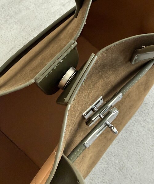 Chez toi（シェトワ）の「ポーチ付きビットバケツトート（トートバッグ・レディース・キャメル/カーキ・FREE）」の8枚目の写真