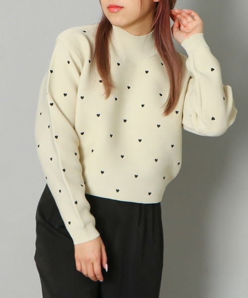 GORGE(ゴージ)の「《小さめハート刺しゅうが可愛い》レディース ハイネック ニットプルオーバー コンパクト丈 大人ガーリー 秋冬(スウェット・レディース・ベージュ/オフホワイト/グレー・F)」の3枚目の写真