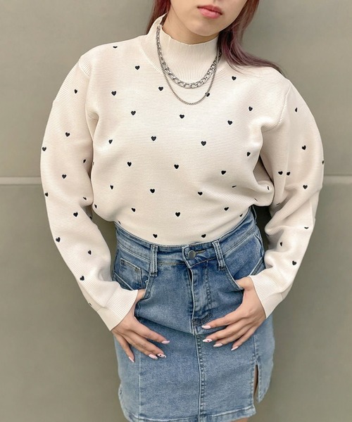 GORGE(ゴージ)の「《小さめハート刺しゅうが可愛い》レディース ハイネック ニットプルオーバー コンパクト丈 大人ガーリー 秋冬(スウェット・レディース・ベージュ/オフホワイト/グレー・F)」の1枚目の写真