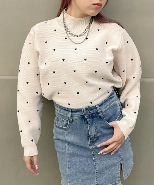 GORGE(ゴージ)の「《小さめハート刺しゅうが可愛い》レディース ハイネック ニットプルオーバー コンパクト丈 大人ガーリー 秋冬(スウェット・レディース・ベージュ/オフホワイト/グレー・F)」の4枚目の写真