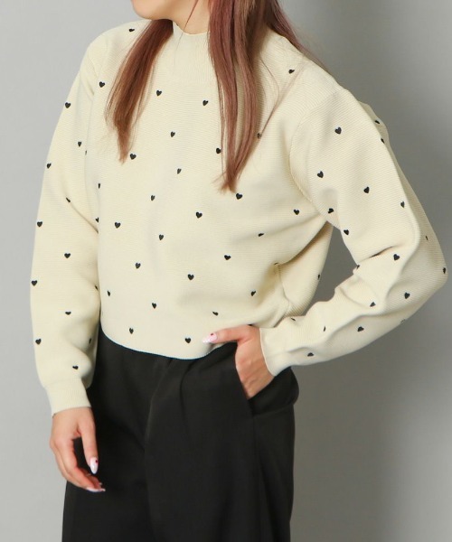 GORGE(ゴージ)の「《小さめハート刺しゅうが可愛い》レディース ハイネック ニットプルオーバー コンパクト丈 大人ガーリー 秋冬(スウェット・レディース・ベージュ/オフホワイト/グレー・F)」の9枚目の写真
