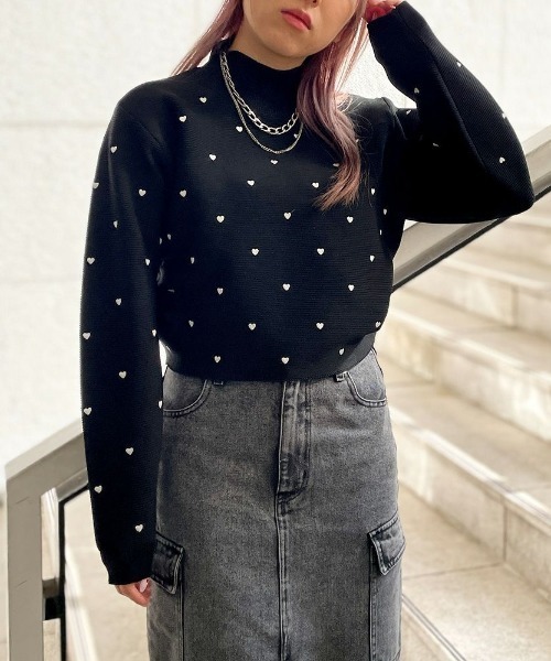 GORGE(ゴージ)の「《小さめハート刺しゅうが可愛い》レディース ハイネック ニットプルオーバー コンパクト丈 大人ガーリー 秋冬(スウェット・レディース・ベージュ/オフホワイト/グレー・F)」の6枚目の写真