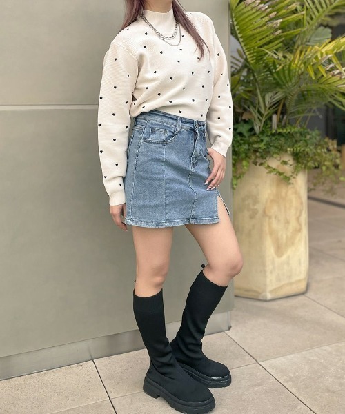 GORGE(ゴージ)の「《小さめハート刺しゅうが可愛い》レディース ハイネック ニットプルオーバー コンパクト丈 大人ガーリー 秋冬(スウェット・レディース・ベージュ/オフホワイト/グレー・F)」の5枚目の写真