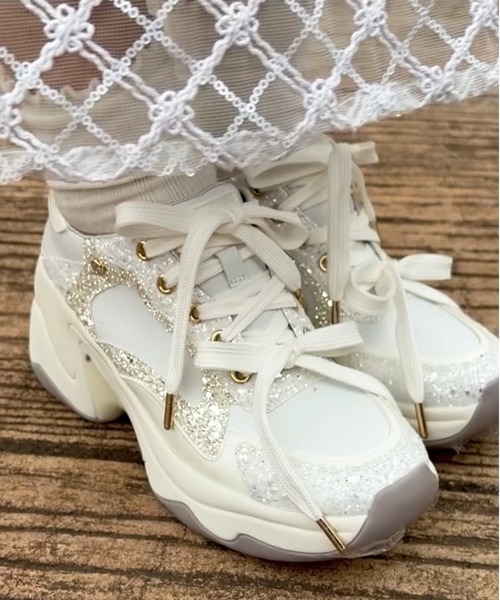 +diana(プラスダイアナ)の「ビジュー付き ダブルリボン厚底スニーカー(スニーカー・レディース・アイボリー/ホワイト/ブラック・25.5cm/25.0cm/24.5cm/24.0cm/23.5cm/23.0cm/22.5cm/22.0cm/21.5cm/26.0cm)」の4枚目の写真