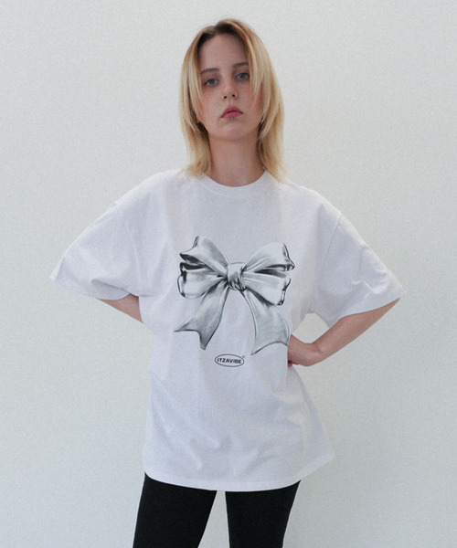 ITZAVIBE(イッザバイブ)の「METALLIC RIBBON T SHIRT - WHITE(Tシャツ/カットソー・レディース・その他・ONE SIZE)」の2枚目の写真