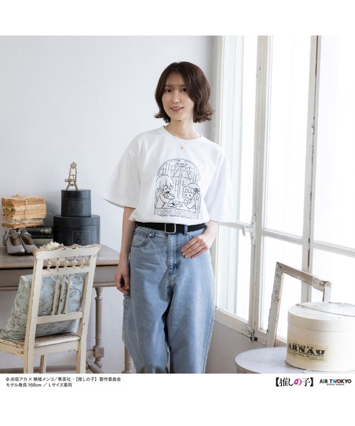 AIR TWOKYO(エアトゥーキョー)の「TVアニメ『【推しの子】』第2弾 モノトーンシーンイラストTシャツ 4(有馬かな&アクア)ホワイト(Tシャツ/カットソー・レディース・ホワイト・XX-LARGE/X-LARGE/LARGE/MEDIUM/SMALL)」の1枚目の写真
