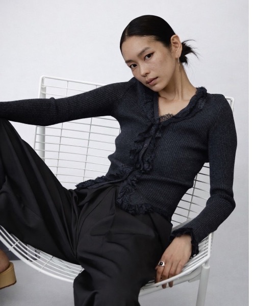 DRWCYS（ドロシーズ）の「ラッフルレースリブカーデ（カーディガン/ボレロ・レディース・ブラック/グレー/オフホワイト・FREE）」の3枚目の写真