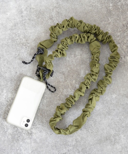 ALTROSE(アルトローズ)の「ギャザー スマホストラップ くしゅくしゅ バンジーコード(スマホグッズ・レディース・ブラック/カーキ/アイボリー・FREE)」の3枚目の写真