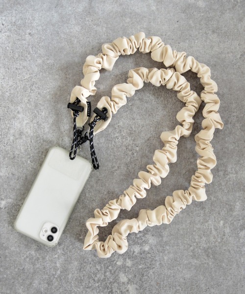 ALTROSE(アルトローズ)の「ギャザー スマホストラップ くしゅくしゅ バンジーコード(スマホグッズ・レディース・ブラック/カーキ/アイボリー・FREE)」の2枚目の写真