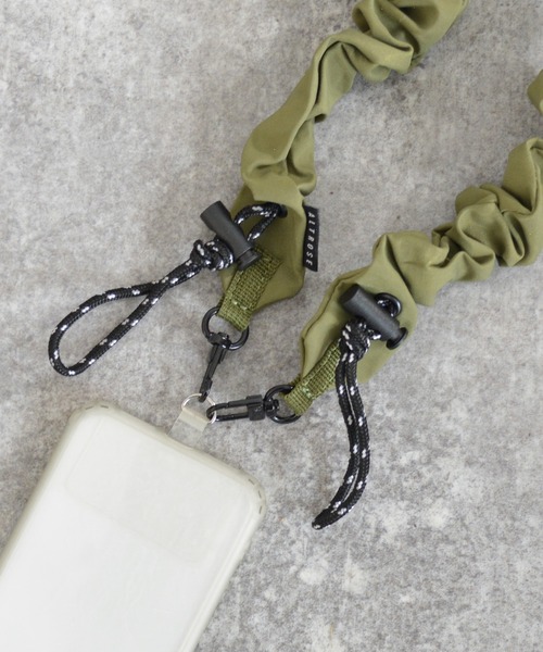 ALTROSE(アルトローズ)の「ギャザー スマホストラップ くしゅくしゅ バンジーコード(スマホグッズ・レディース・ブラック/カーキ/アイボリー・FREE)」の9枚目の写真