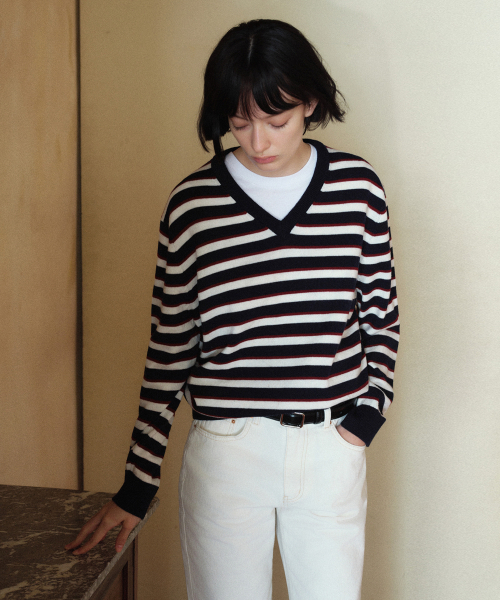 SIYAZU（シヤジュ）の「SIKN2174 マルチストライプVネックニット_Navy（ニット/セーター・レディース・ネイビー・ONE）」の2枚目の写真